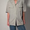 Vintage lichtgrijze blouse van 100% linnen met korte mouwen, relaxte pasvorm en dubbele borstzakken.