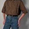 Mocha utility 01 Vintage lange mokkabruine blouse met korte mouwen, fijne subtiele streep en utility details op het voorpand.