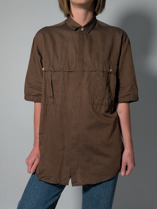 Vintage lange mokkabruine blouse met korte mouwen, fijne subtiele streep en utility details op het voorpand.