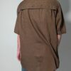 Mocha utility 04 Vintage lange mokkabruine blouse met korte mouwen, fijne subtiele streep en utility details op het voorpand.