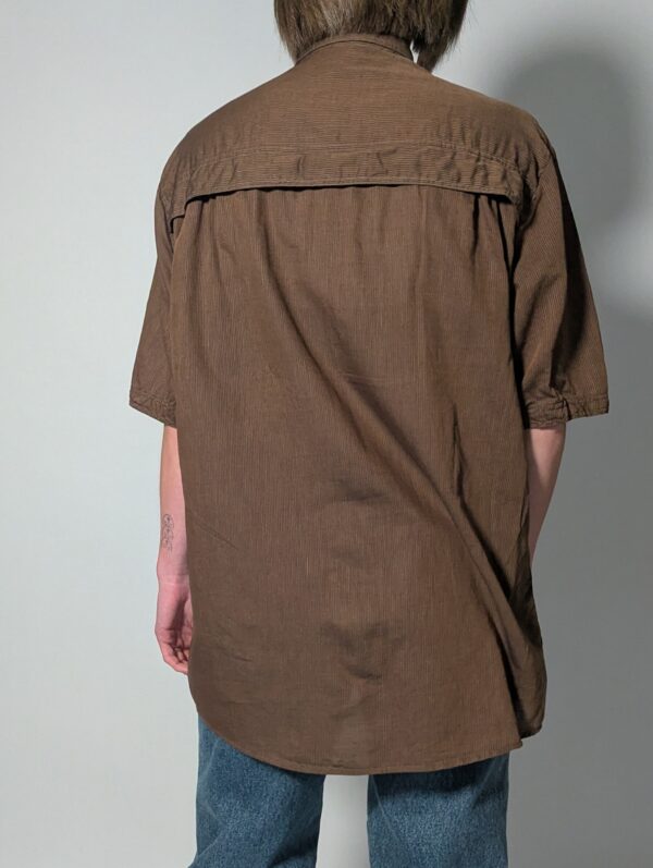 Mocha utility 04 Vintage lange mokkabruine blouse met korte mouwen, fijne subtiele streep en utility details op het voorpand.