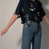 Vintage donkerblauwe blouse met korte mouwen en fijne witte botanical print.