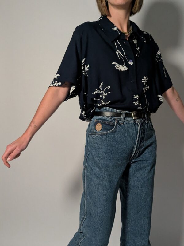 Night floral 01 Vintage donkerblauwe blouse met korte mouwen en fijne witte botanical print.