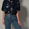 Vintage donkerblauwe blouse met korte mouwen en fijne witte botanical print.