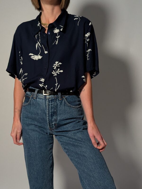Vintage donkerblauwe blouse met korte mouwen en fijne witte botanical print.