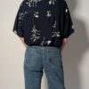 Vintage donkerblauwe blouse met korte mouwen en fijne witte botanical print.