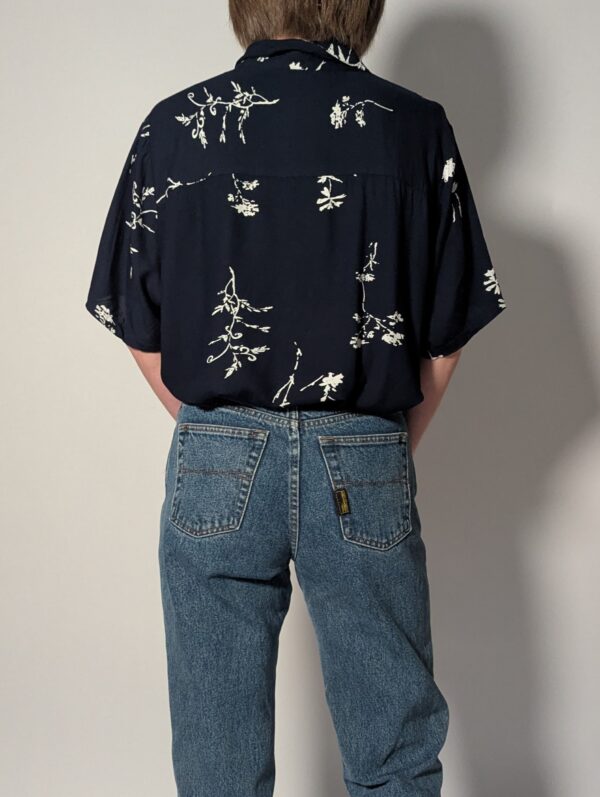 Vintage donkerblauwe blouse met korte mouwen en fijne witte botanical print.