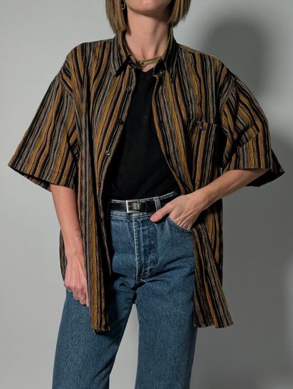 Vintage blouse met korte mouwen en fijne verticale strepen in zwart, okergeel, roest en aardetinten.