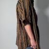 Vintage blouse met korte mouwen en fijne verticale strepen in zwart, okergeel, roest en aardetinten.