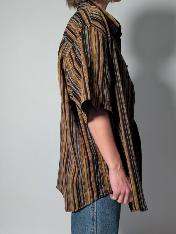 Vintage blouse met korte mouwen en fijne verticale strepen in zwart, okergeel, roest en aardetinten.