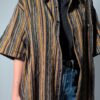 Vintage blouse met korte mouwen en fijne verticale strepen in zwart, okergeel, roest en aardetinten.
