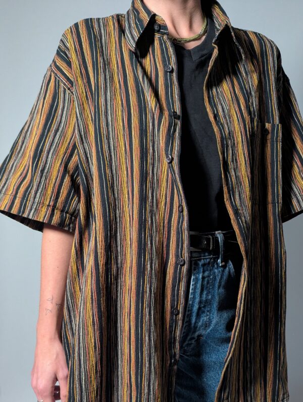Vintage blouse met korte mouwen en fijne verticale strepen in zwart, okergeel, roest en aardetinten.