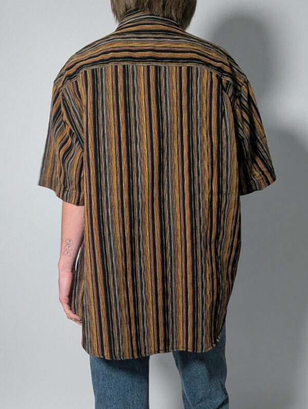 Vintage blouse met korte mouwen en fijne verticale strepen in zwart, okergeel, roest en aardetinten.