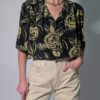 Vintage zwarte blouse met korte mouwen en abstracte rozenprint in olijfgroene tinten.