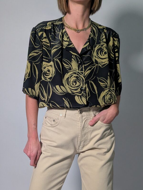Vintage zwarte blouse met korte mouwen en abstracte rozenprint in olijfgroene tinten.