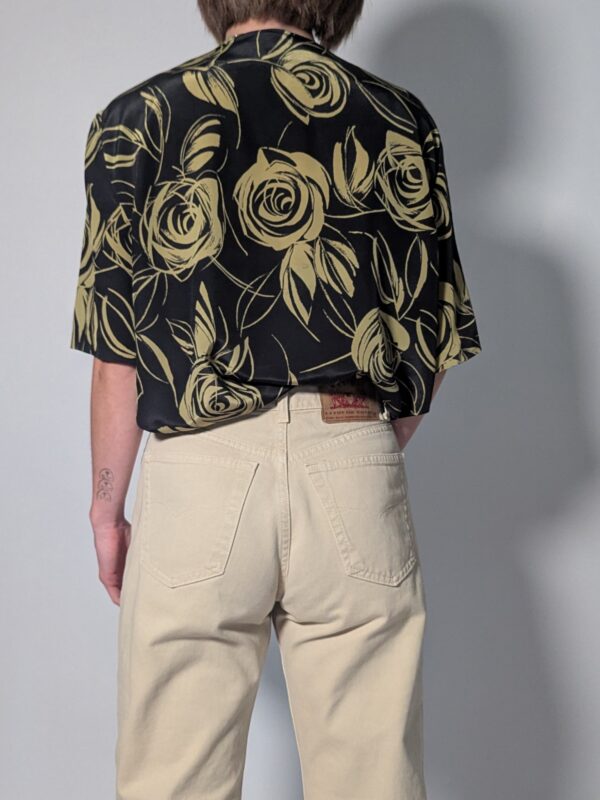 Vintage zwarte blouse met korte mouwen en abstracte rozenprint in olijfgroene tinten.