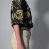Vintage zwarte blouse met korte mouwen en abstracte rozenprint in olijfgroene tinten.