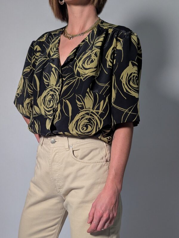 Vintage zwarte blouse met korte mouwen en abstracte rozenprint in olijfgroene tinten.