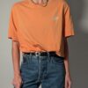 Vintage Nike T-shirt in zachte perziktint met korte mouwen, relaxte pasvorm en subtiel wit logo op de borst.