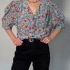 Vintage blouse met korte pofmouwen en kleurrijke bloemenprint in blauw, rood, geel en groentinten.
