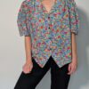 Vintage blouse met korte pofmouwen en kleurrijke bloemenprint in blauw, rood, geel en groentinten.