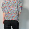 Vintage blouse met korte pofmouwen en kleurrijke bloemenprint in blauw, rood, geel en groentinten.