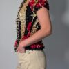 Vintage popcorn top in goud, zwart en rood met geplooide stretchstructuur en korte mouwen.