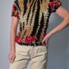 Vintage popcorn top in goud, zwart en rood met geplooide stretchstructuur en korte mouwen.