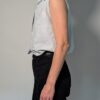 Vintage lichtblauwe mouwloze blouse met geborduurde bloemen, kraag en knoopsluiting.