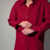 Vintage robijnrode blouse van 100% linnen met lange mouwen, borstzak en relaxte pasvorm.