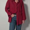 Vintage robijnrode blouse van 100% linnen met lange mouwen, borstzak en relaxte pasvorm.