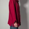 Vintage robijnrode blouse van 100% linnen met lange mouwen, borstzak en relaxte pasvorm.