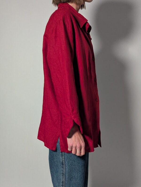 Vintage robijnrode blouse van 100% linnen met lange mouwen, borstzak en relaxte pasvorm.
