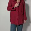 Vintage robijnrode blouse van 100% linnen met lange mouwen, borstzak en relaxte pasvorm.