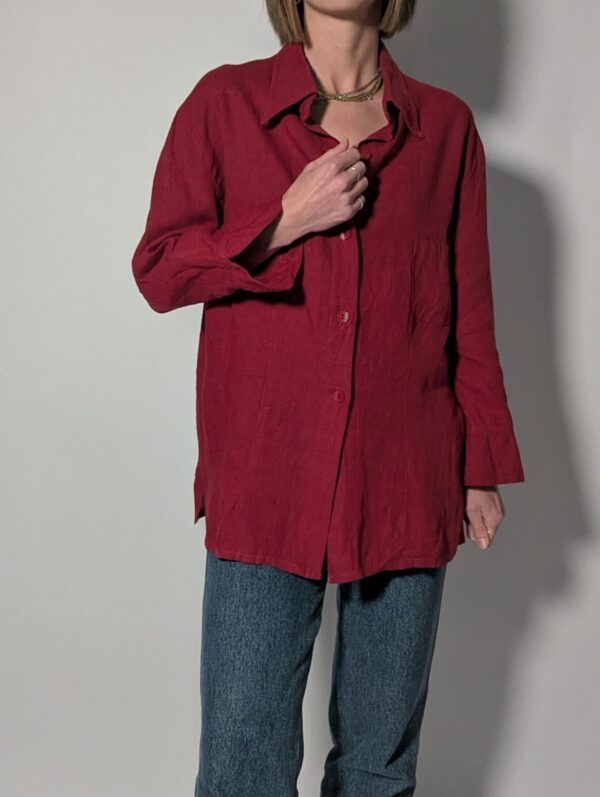 Vintage robijnrode blouse van 100% linnen met lange mouwen, borstzak en relaxte pasvorm.