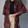 Vintage openvallend jasje met korte mouwen en bloemenprint in rood-, bordeaux-, bruin- en groentinten.