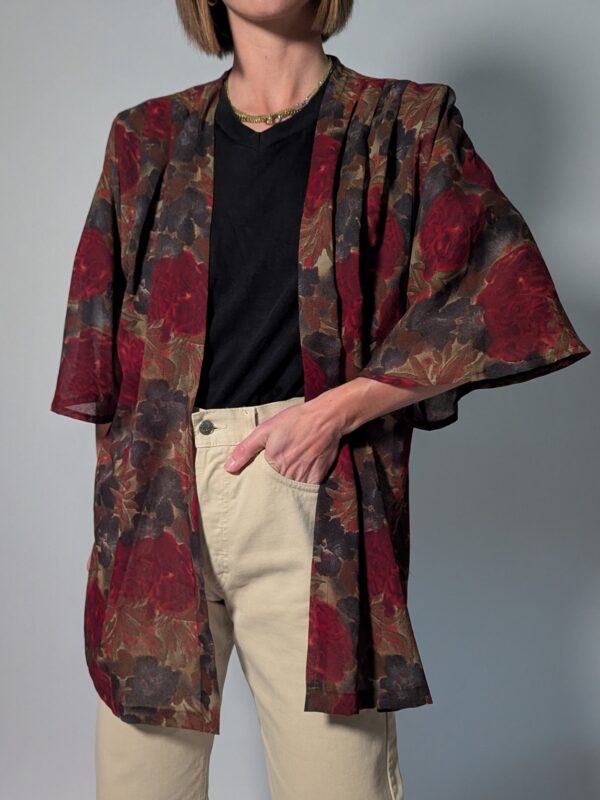 Vintage openvallend jasje met korte mouwen en bloemenprint in rood-, bordeaux-, bruin- en groentinten.
