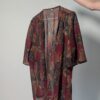 Vintage openvallend jasje met korte mouwen en bloemenprint in rood-, bordeaux-, bruin- en groentinten.