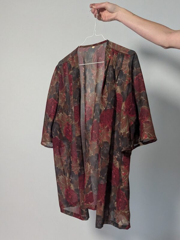 Vintage openvallend jasje met korte mouwen en bloemenprint in rood-, bordeaux-, bruin- en groentinten.