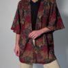 Vintage openvallend jasje met korte mouwen en bloemenprint in rood-, bordeaux-, bruin- en groentinten.