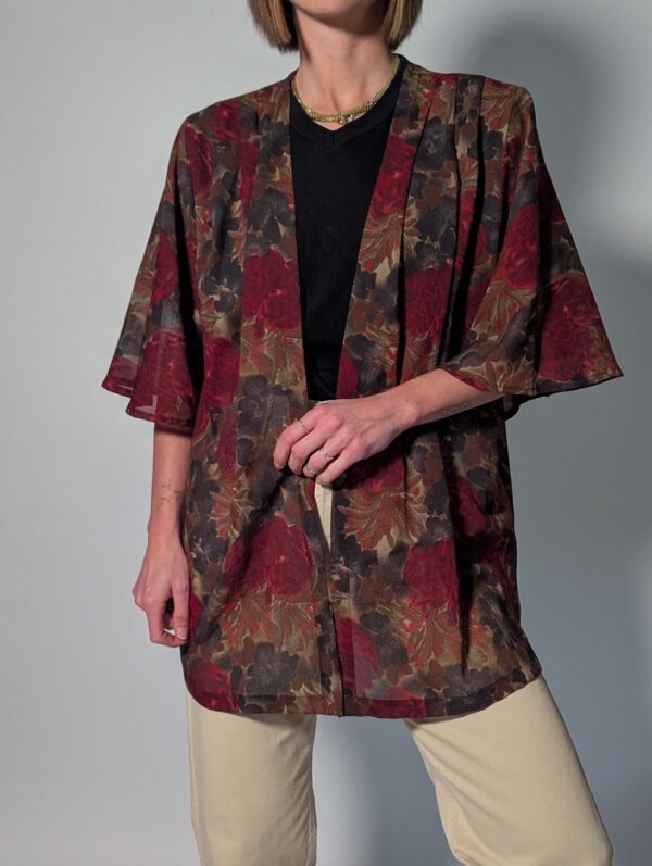 Vintage openvallend jasje met korte mouwen en bloemenprint in rood-, bordeaux-, bruin- en groentinten.