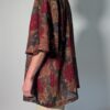 Vintage openvallend jasje met korte mouwen en bloemenprint in rood-, bordeaux-, bruin- en groentinten.