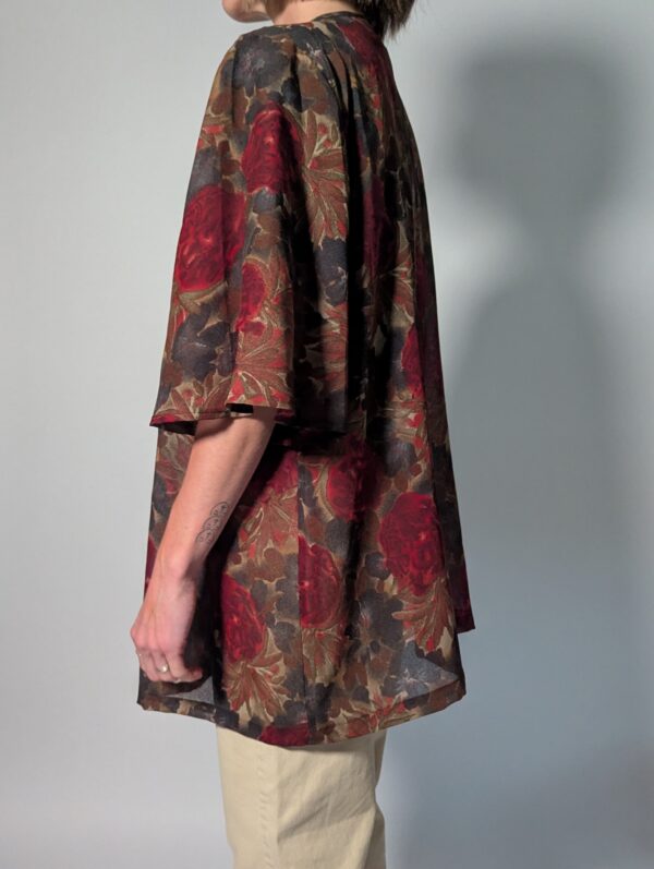 Vintage openvallend jasje met korte mouwen en bloemenprint in rood-, bordeaux-, bruin- en groentinten.