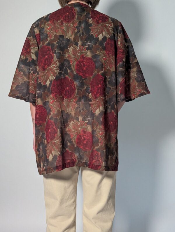 Vintage openvallend jasje met korte mouwen en bloemenprint in rood-, bordeaux-, bruin- en groentinten.