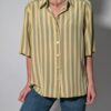 Sage stripe 01 Vintage gestreepte blouse met korte mouwen in saliegroen en lichtgeel met glanzende knopen.