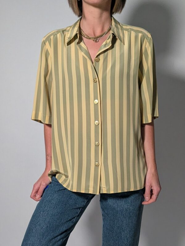 Sage stripe 01 Vintage gestreepte blouse met korte mouwen in saliegroen en lichtgeel met glanzende knopen.