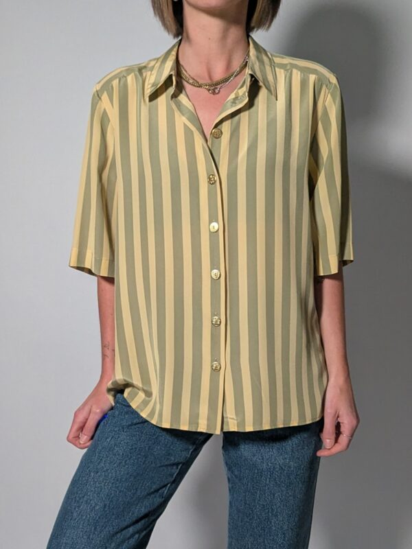 Sage stripe 01 Vintage gestreepte blouse met korte mouwen in saliegroen en lichtgeel met glanzende knopen.