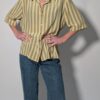 Sage stripe 02 Vintage gestreepte blouse met korte mouwen in saliegroen en lichtgeel met glanzende knopen.