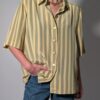 Sage stripe 04 Vintage gestreepte blouse met korte mouwen in saliegroen en lichtgeel met glanzende knopen.