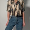 Vintage blouse met korte mouwen in zand, taupe en zwart met vloeiende abstracte print.
